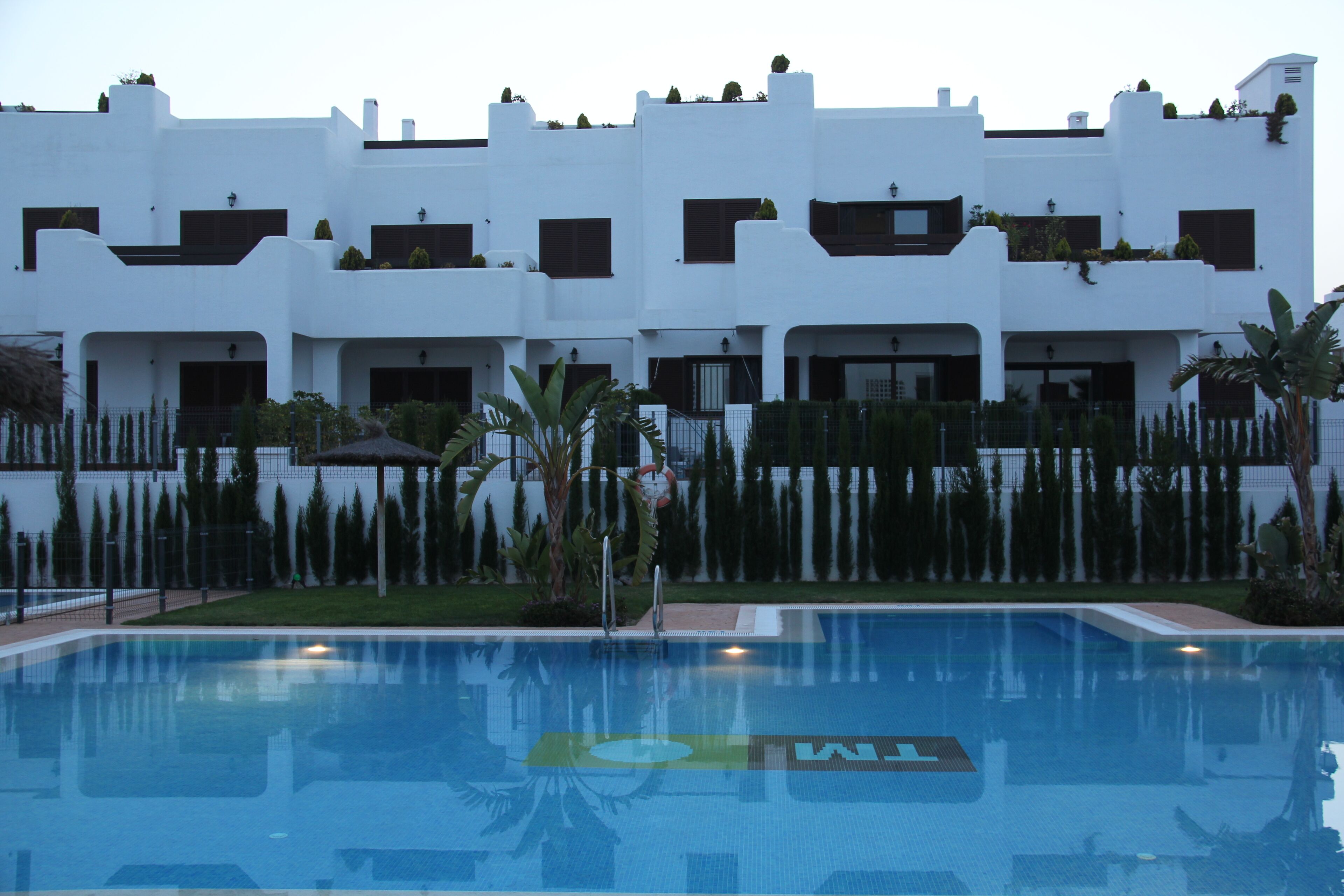 Un edificio moderno con una piscina delantera.