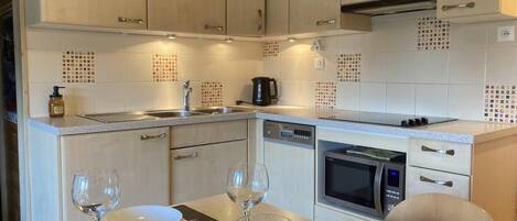 Réfrigérateur, micro-ondes, four, lave-vaisselle