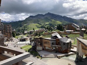 A mountainous village with traditional wooden buildings, a central square, and a view of distant mountains. - 10m from ski slopes, 4th floor, balcony, tv, ski locker, 26m², Avoriaz (Avoriaz)
