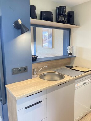 Mikrowelle, Geschirrspüler, Wasserkocher mit Kaffee-/Teezubehör, Toaster