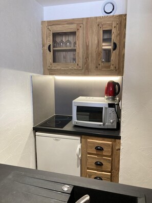 Mikrowelle, Ofen, Geschirrspüler, Wasserkocher mit Kaffee-/Teezubehör