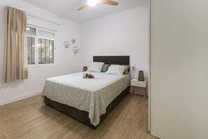 3 habitaciones, tabla de planchar con plancha, internet y ropa de cama