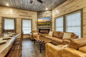 Smart TV, fireplace, ping pong - Seasonal Sale! Indoor Pool/HotTub/Arcades/PingPong (Pigeon Forge)