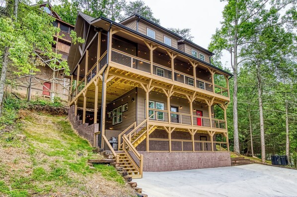 Exterior - Seasonal Sale! Indoor Pool/HotTub/Arcades/PingPong (Pigeon Forge)