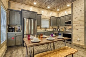 Fridge, microwave, oven, stovetop - Seasonal Sale! Indoor Pool/HotTub/Arcades/PingPong (Pigeon Forge)