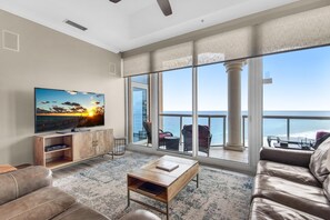 คอนโด, หลายเตียง (Portofino Island Resort Penthouse 3-2) | บริเวณนั่งเล่น | ทีวี