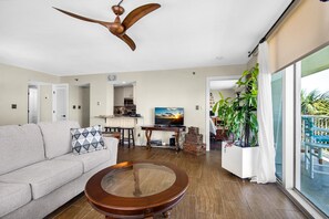 Appartement, Meerdere bedden (Tristan Towers unit 1E) | Woonruimte | Televisie