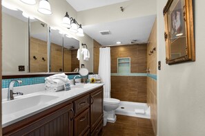 Appartement, Meerdere bedden (Tristan Towers unit 1E) | Badkamer | Toiletpapier