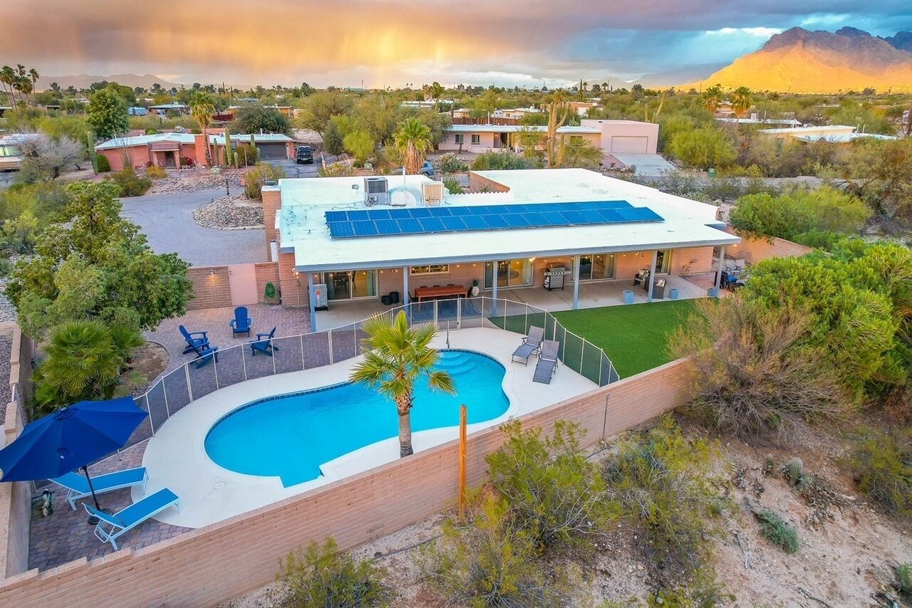 Charming 4-bedroom house in Tucson with Heated Pool and Hot Tub and Great Patio