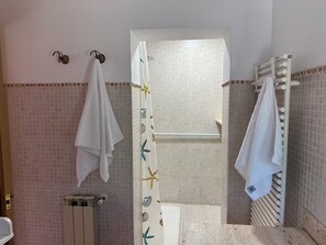 Sèche-cheveux, serviettes fournies, savon, shampoing