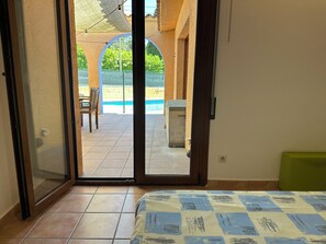 3 habitaciones, insonorización, tabla de planchar con plancha y wifi 