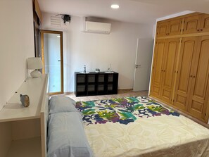 3 chambres, fer et planche à repasser, Wi-Fi, draps fournis