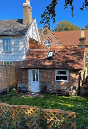 Exterior - Adorable cosy country cottage in beautiful English Countryside (Old Heathfield)
