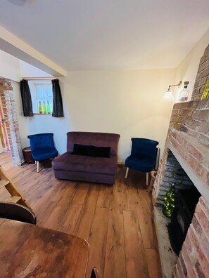 Smart TV, fireplace, books - Adorable cosy country cottage in beautiful English Countryside (Old Heathfield)