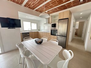 Dining - Arago 273 - Two Bedroom Apartment, Sleeps 6 (Roses)