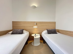 2 habitaciones, tabla de planchar con plancha, wifi y ropa de cama