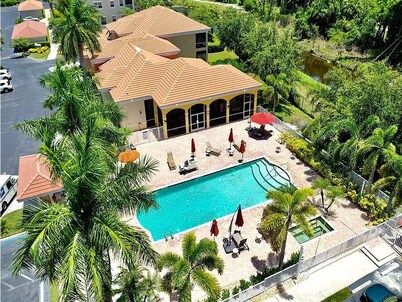 Cozy 3-bedroom gated condo with WiFi and pool near historic downtown Naples