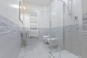 Apartment, Stadtblick | Badezimmer