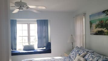 2 bedrooms, desk, WiFi, bed sheets