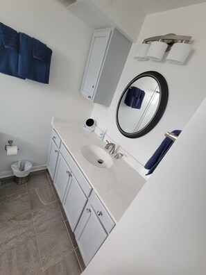 Shower, hair dryer, towels, toilet paper - Fripp Island, SC (St. Helena)