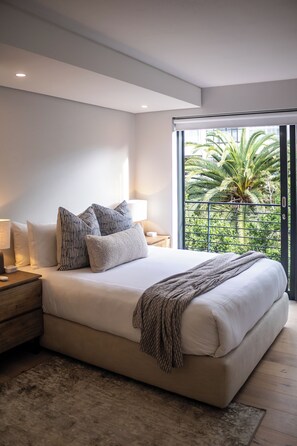 2 bedrooms, iron/ironing board, WiFi, bed sheets - Stunning two-bedroom, two-bathroom apartment over looking Sea Point. 

 (Cape Town)