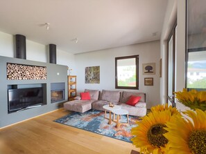 Villa Supérieure, vue lac | Coin séjour | Télévision à écran plat de 50 pouces avec chaînes numériques