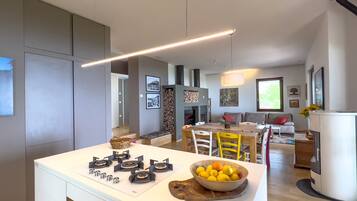 Biệt thự Superior, quang cảnh hồ | Bếp riêng | Dụng cụ pha cà phê/trà, ấm điện, lò nướng bánh mì, tủ đông