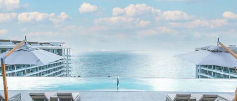 Utendørsbasseng og et oppvarmet basseng