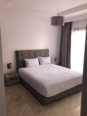 3 slaapkamers, een strijkplank/strijkijzer, wifi, beddengoed