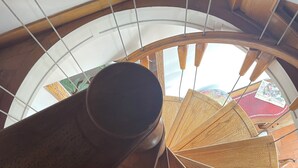 Una scala a chiocciola con gradini in legno e una cupola in vetro.