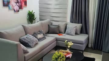 Basic Room, Balcony, Garden View | Meja, ruang kerja komputer riba, Wi-fi percuma