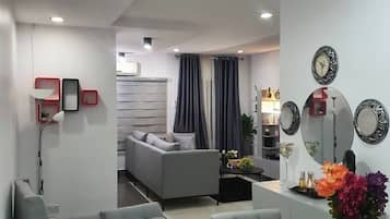 Habitación básica, balcón, vista al jardín | Escritorio, espacio para trabajar con laptop y wifi gratis