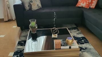 Basic Room, Balcony, Garden View | Meja, ruang kerja komputer riba, Wi-fi percuma