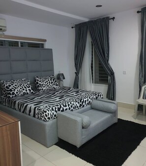 Chambre de base, balcon, vue sur le jardin | Bureau, espace de travail pour ordinateurs portables