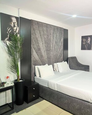 Chambre, balcon, vue jardin