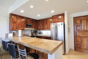 Private kitchen - Enjoy Your Vacation In This Elegant Remodeled Condominium! (Cabo San Lucas)