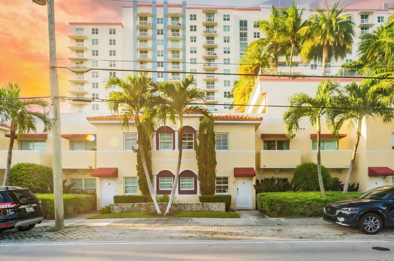 Cozy 2-bedroom townhome with WiFi, AC in beautiful Miami close to everything. 