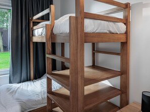 3 camere, con arredamento individuale, lenzuola