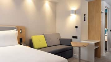 Schreibtisch, laptopgeeigneter Arbeitsplatz, schallisolierte Zimmer