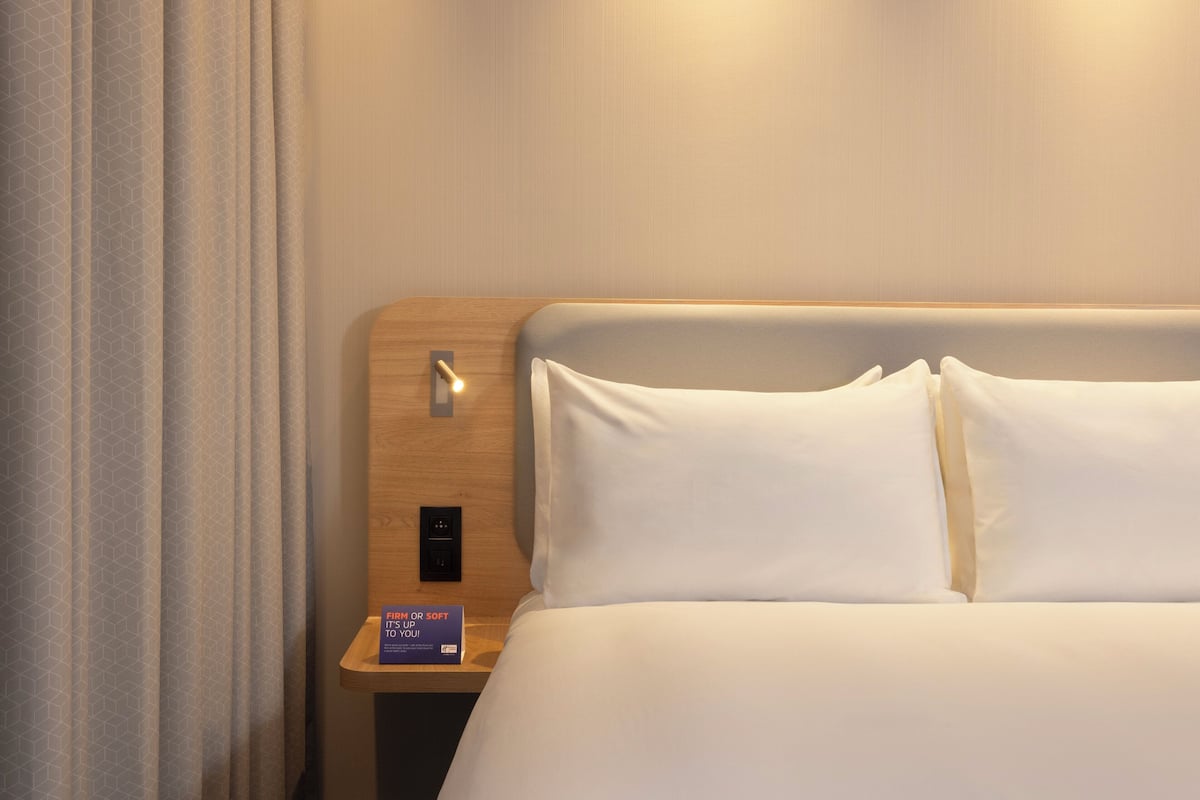 Desk, laptop workspace, soundproofing, free WiFi