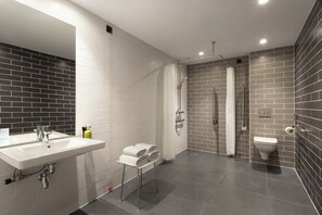 Ducha, secador de pelo, toallas, jabón