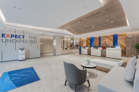Reception. Holiday Inn Express Xi An North Station by IHG