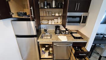 Kylskåp, mikrovågsugn, spishäll och diskmaskin