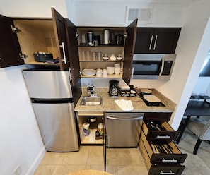 Frigorífico, microondas, placa de cocina y lavavajillas