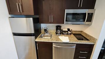 Geladeira, micro-ondas, cooktop, lava-louças