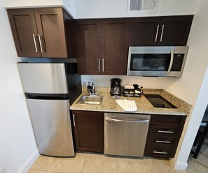 Réfrigérateur, micro-ondes, plaque de cuisson, lave-vaisselle