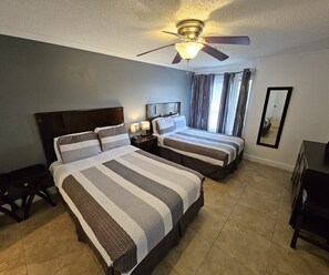 1 soverom, skrivebord, reiseseng for barn og wi-fi