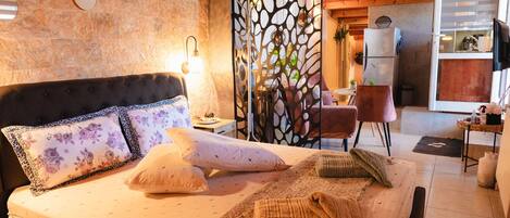 Studio | 1 bedroom, desk