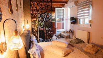 Studio | 1 bedroom, desk