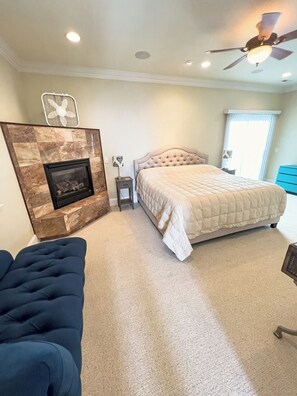 4 bedrooms, in-room safe, iron/ironing board, WiFi - Lovely and spacious detached home with garage less than a mile from the beach! (Carolina Beach)